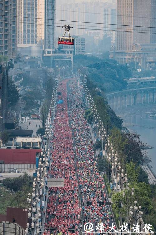 不止于速度,一场马拉松看见重庆“温度” 不止于速度,一场马拉松看见重庆“温度”