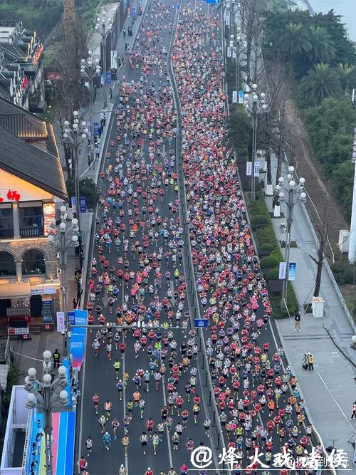 不止于速度,一场马拉松看见重庆“温度” 不止于速度,一场马拉松看见重庆“温度”
